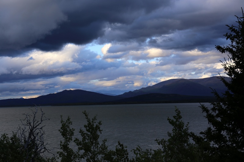 dunkle Wolken über dem Lake Dezadeash